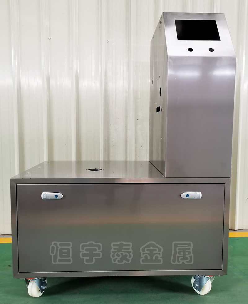 對(duì)于現(xiàn)階段的鈑金加工業(yè)來(lái)說(shuō)，在很多的地方仍然存在著需要改進(jìn)的地方。比如鈑金的加工價(jià)格，鈑金件的成本核算變化多端，要看具體的圖紙來(lái)決定，并不是一成不變的規(guī)律，還需要通過(guò)根據(jù)鈑金件加工方法。 總的說(shuō)來(lái)產(chǎn)品的價(jià)格=材料費(fèi)+加工費(fèi)+（表面處理費(fèi)）+各種稅費(fèi)+利潤(rùn)。如果鈑金需要模具時(shí)，需加上模具費(fèi)。 一、模具費(fèi)(依鈑金制作工法估算成型所需最少站別 1站=1套模具) 模具中又依模具用途選擇不同的材料表面處理：加工機(jī)具大小，加工數(shù)量，精度要求等； 二、材料(依牌價(jià)，注意是否為特殊鋼種，是否需進(jìn)口)；運(yùn)費(fèi)(大型鈑金運(yùn)輸費(fèi)用)；稅費(fèi)； 三、15~20%利潤(rùn)費(fèi)用； 四、普通鈑金加工一般是這樣的總價(jià)=材料費(fèi)+加工費(fèi)+固定標(biāo)準(zhǔn)件+表面裝飾+利潤(rùn)，管理費(fèi)+稅率。 五、鈑金加工設(shè)備 小批量不使用模具加工時(shí)一般我們是這樣計(jì)算的材料的凈重*（1.2~1.3）=毛重，依此毛重*材料單價(jià)算出材料費(fèi)用，這種估算有個(gè)注意點(diǎn)：材料費(fèi)必須是不含稅的。 大批量生產(chǎn)需要用模具時(shí)，一般分模具報(bào)價(jià)和部品報(bào)價(jià)，用模具的話，零件加工費(fèi)用可能比較低，總利潤(rùn)要要生產(chǎn)量來(lái)保證了。我們廠的原材料費(fèi)用.一般是凈材料除材料利用率.因?yàn)殁k金制造在下料過(guò)程中會(huì)存在邊角料不能使用的問(wèn)題.那些有的還能現(xiàn)次利用, 有的卻只能作廢料賣。