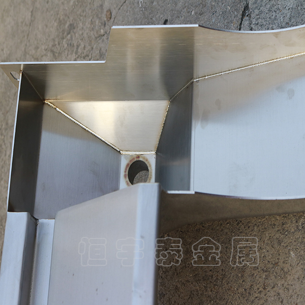 鈑金加工過程中焊接加工件時(shí)需要注意哪些事項(xiàng)