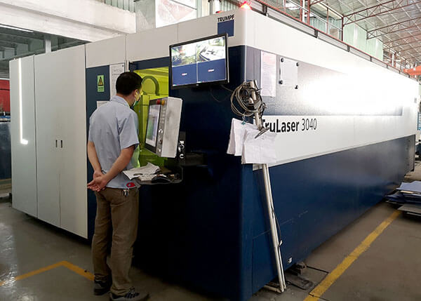 在選擇激光切割機(jī)的輔助氣體時應(yīng)考慮哪些因素