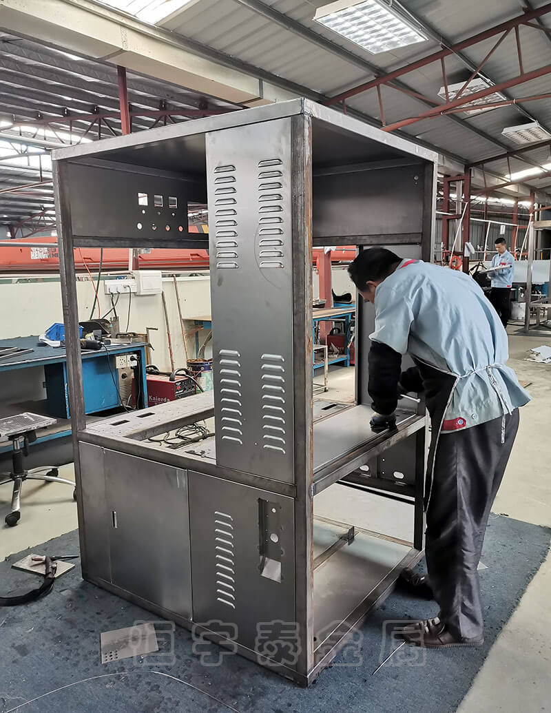 鈑金機(jī)柜焊接加工時(shí)需要特別留意哪些事項(xiàng)